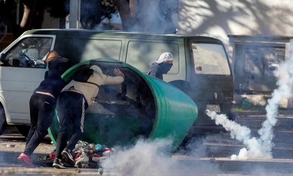 Χάος στην Ισπανία: Συγκρούσεις αστυνομικών με απεργούς μεταλλεργάτες (βίντεο)